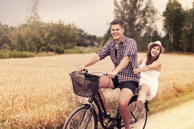 动作夫妻俩骑自行车玩得开心爱情自然过道