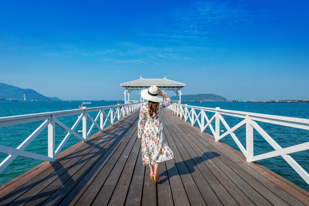 天堂泰国思昌岛 一位年轻的女子走在木桥上泰国白桥自然