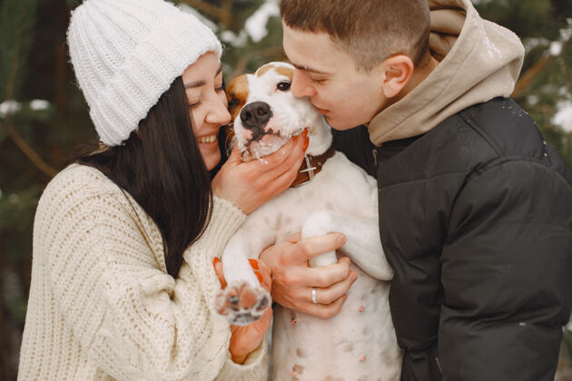 情侣生活方式拍摄的夫妇在雪林与狗男性季节成人