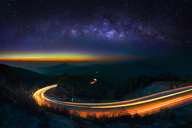 山谷在泰国清迈 夜晚 多伊英川国家公园的道路上有银河和汽车灯光日出自然地标