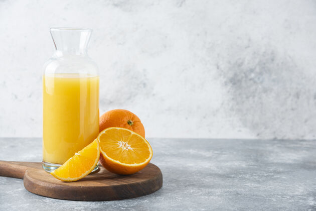 有机一杯果汁和一片橙子纯液体成熟