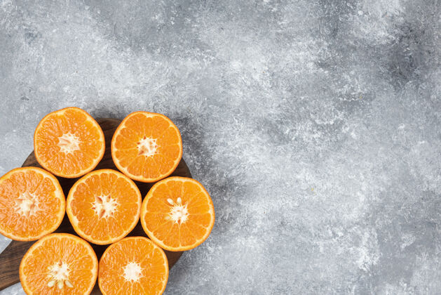 切片石桌上放着一块木板 上面放着多汁的橙子片顶视图成熟圆形