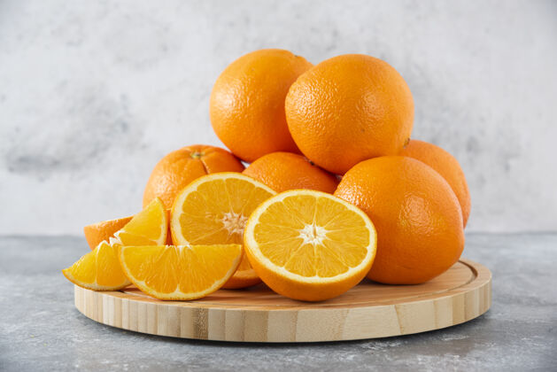 水果石桌上放满了橙子汁的木板异国情调热带成熟