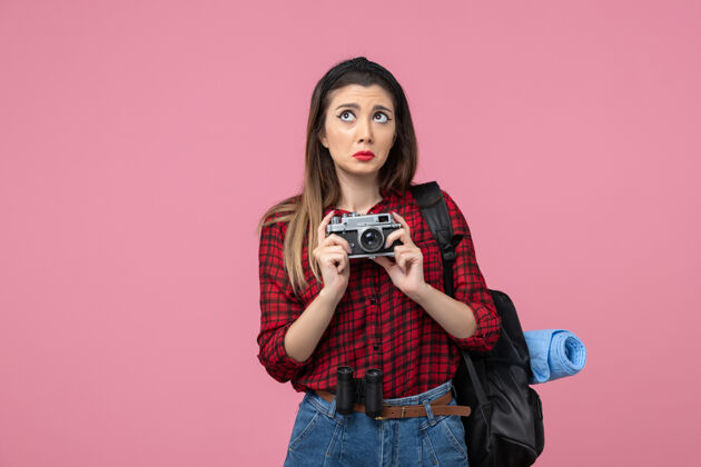 衬衫正面图身着红色衬衫的年轻女性 在粉色背景上用相机拍摄模特照片黑发相机成人