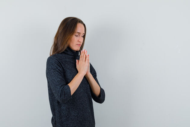 水疗穿着休闲衬衫的年轻女士手牵手做着祈祷的手势 看上去很平静女性手健康
