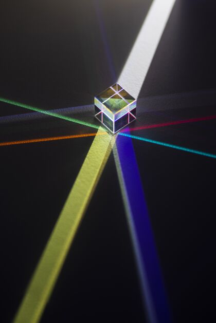 灯光五颜六色的光棱镜反射色彩彩虹