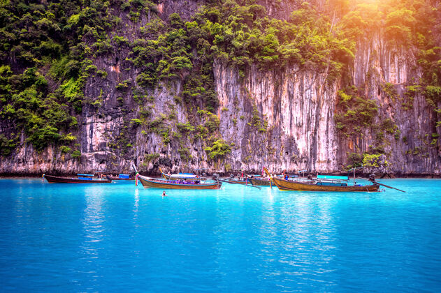 泰国长船和蓝色的水在玛雅湾在菲菲岛 克拉比泰国菲安达曼景观长