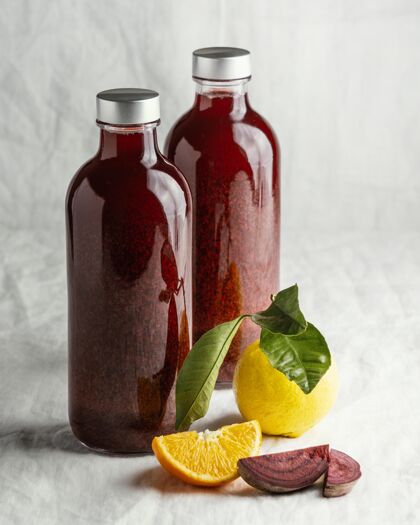 健康健康的红色饮料在玻璃瓶的安排成分提神饮料健活方式