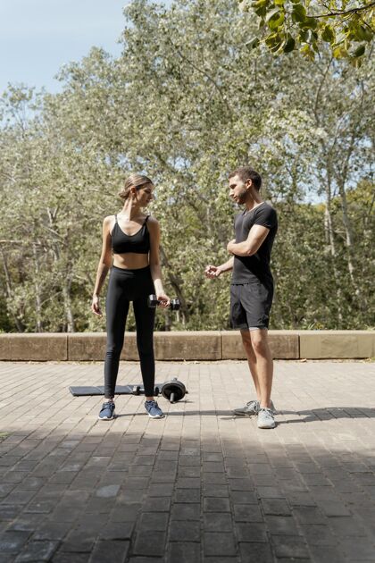 垂直正面图男女一起在户外准备锻炼活力男人保持健康