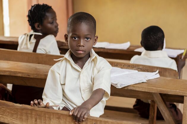 非洲一群非洲孩子在上课学习学习童年