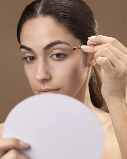 眉毛治疗照顾眉毛的女人治疗女性眉毛