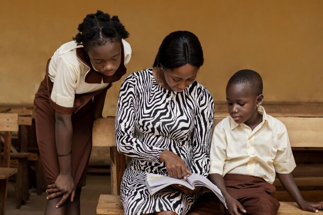 教育非洲女人在课堂上教孩子小青年小学生