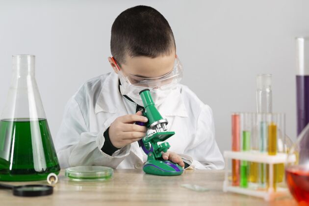 实验室外套实验室里拿显微镜的男孩实验室科学家实验室
