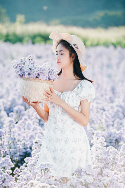法国美丽的女人在花坛上尽情享受花自由风景