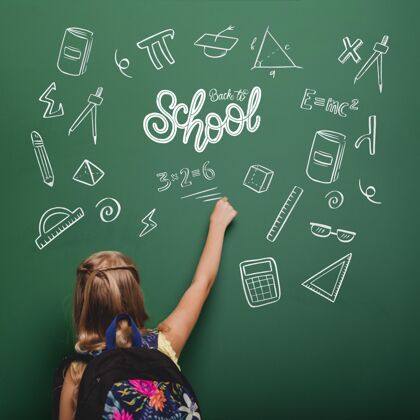 学校中枪女孩在绿板上写字创意中景孩子