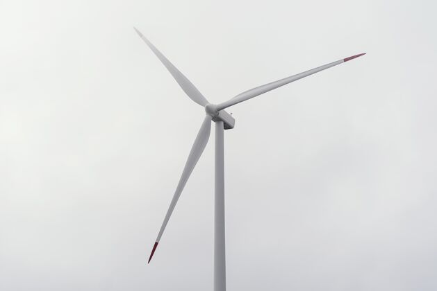 生态风机对着多云的天空可再生资源风力涡轮机电能
