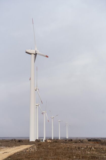 垂直风力涡轮机在野外发电的侧视图走向绿色风力发电可再生能源