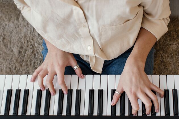 女人女音乐家弹奏钢琴键盘俯视图钢琴顶视图乐器