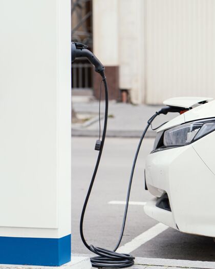 垂直在电动汽车充电站充电的汽车侧视图绿色可再生资源环保