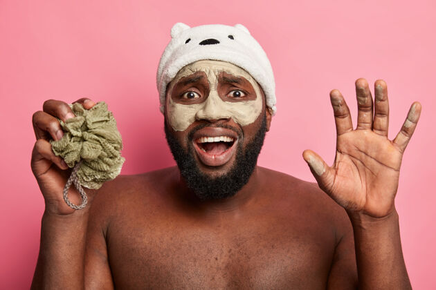 满意美国黑人戴着泥面具 表达积极情绪胡须水疗身体
