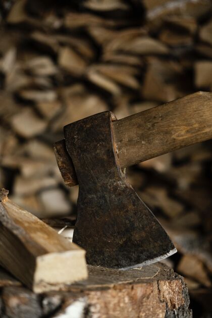 特写把斧子和木头关起来斧头工作可再生能源