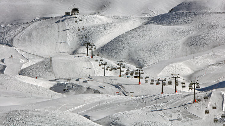 水平大角度缆车靠近雪地滑雪电梯冬天