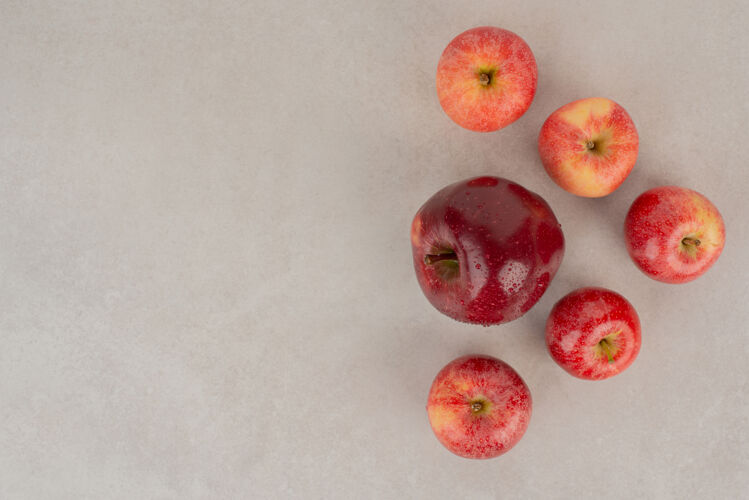 食物红的 新鲜的苹果放在白桌子上复制空间背景苹果