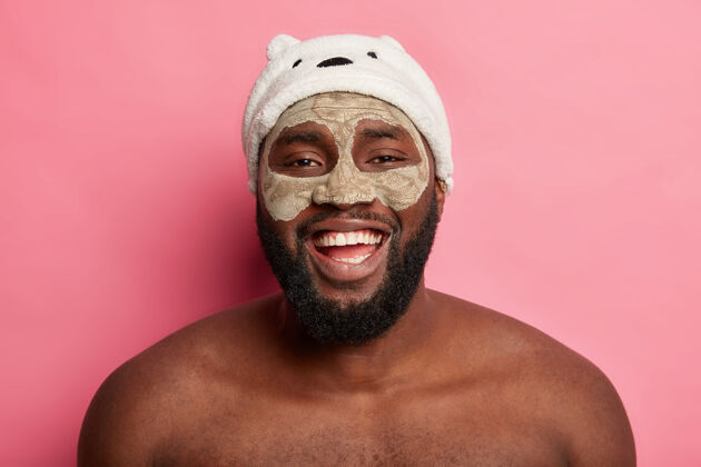 大笑美国黑人戴着泥面具 表达积极情绪帅气室内治疗