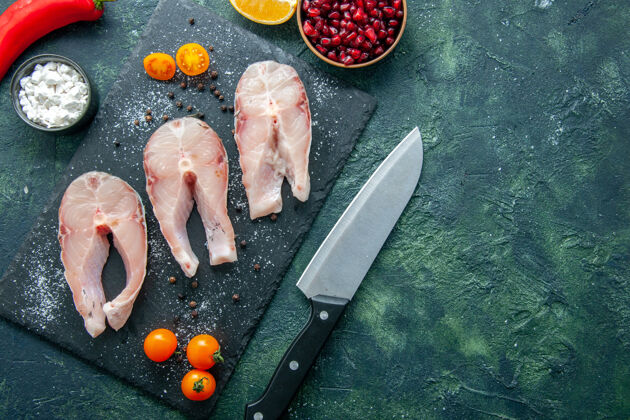 切肉刀顶视图深色背景上的新鲜鱼片沙拉海鲜海味海餐菜水胡椒菜背景海洋刀