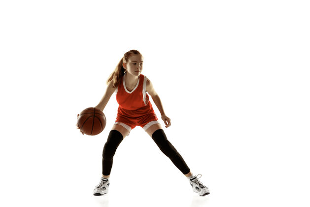 动作年轻的女篮球运动员在行动 运动在运行隔离在白墙上球强壮能量