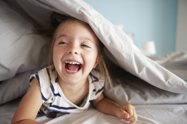 睡衣大声笑出来的小女婴小学时代卧室享受
