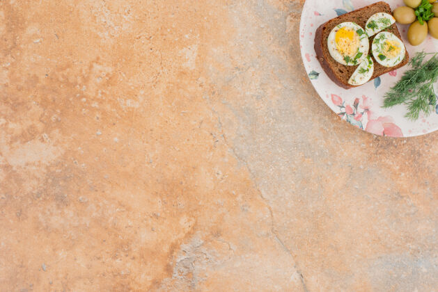 吐司在大理石桌上烤熟鸡蛋早午餐鸡蛋大理石桌子