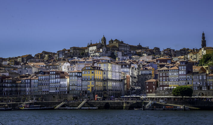 镇从杜罗河对岸拍摄的波尔图古城的迷人镜头城市葡萄牙老