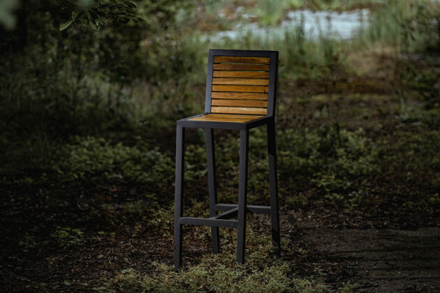 阁楼特写一个高阁楼风格的椅子在傍晚花园面板室内简单