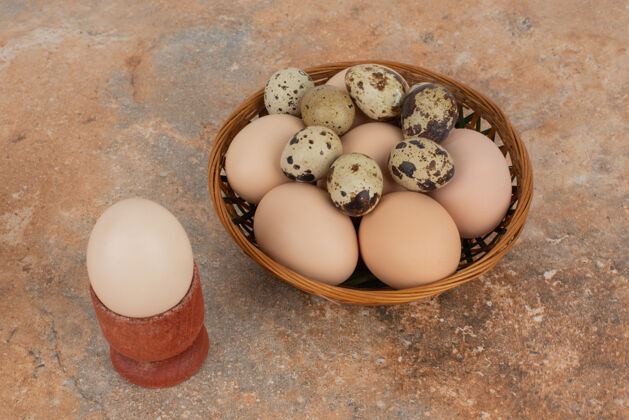 美味大理石桌上放着一篮子白鸡蛋美味少蛋白质