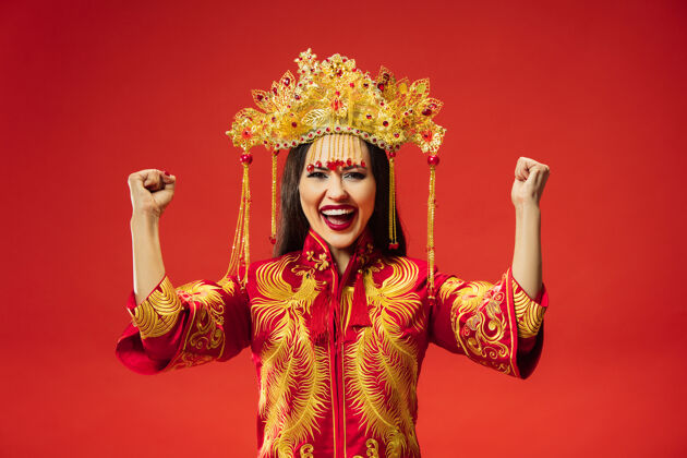 快乐中国传统的优雅女子在红墙工作室中国人文化女性