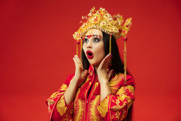 惊讶中国传统的优雅女子在红墙工作室中国人肖像脸