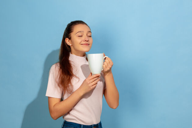 现代正在喝咖啡的少女人手员工