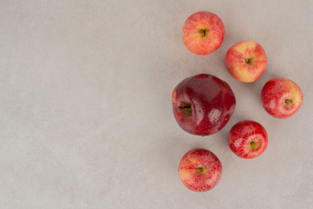 食物红的 新鲜的苹果放在白桌子上复制空间背景苹果