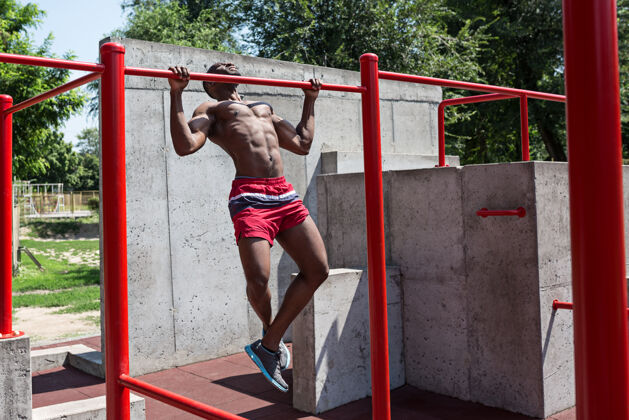 非洲健身运动员在体育场做运动力量强壮美国人