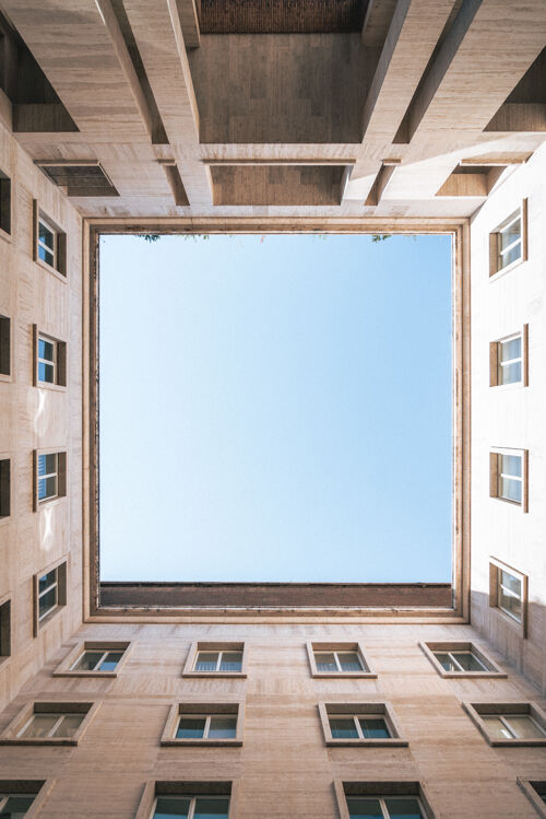 城市垂直低角度拍摄的一个正方形与天空形成的建筑物建筑墙天