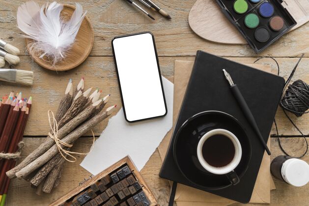 电话亚克力调色板和咖啡旁边的刷子小工具顶视图设备
