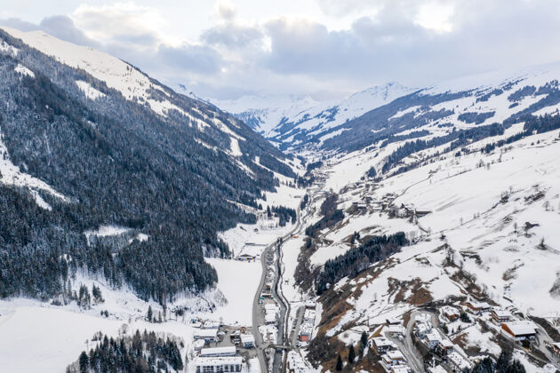 空中在阿尔卑斯山之间的一个城镇的风景空中拍摄雪阿尔卑斯山旅行