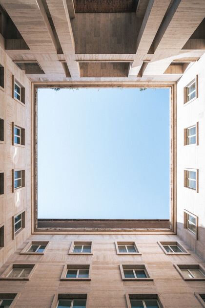 城市垂直低角度拍摄的一个正方形与天空形成的建筑物建筑墙天