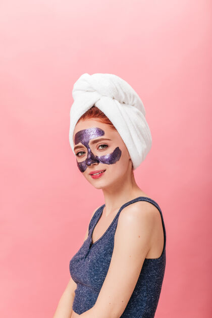 无忧无虑优雅的欧洲女人戴着面具摆姿势摄影棚拍摄的白人女孩头上戴着毛巾自然毛巾面部