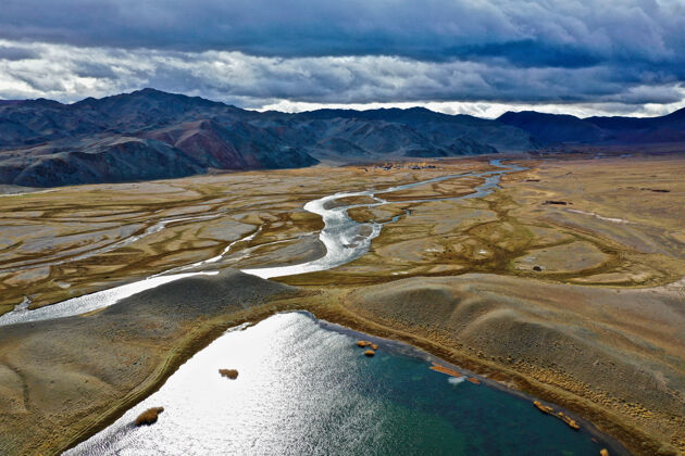 长空中拍摄蒙古鄂尔浑河中心城市山