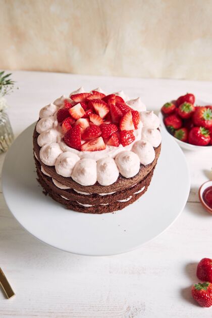 美味美味甜甜的蛋糕 在盘子里放草莓和罗勒糖甜点新鲜