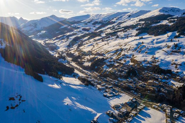霜冻空中拍摄的滑雪胜地在雪下的阳光放松冰太阳
