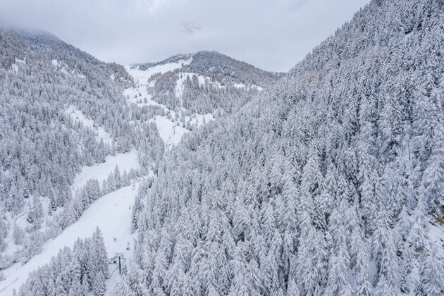 乡村阿尔卑斯山上的一个滑雪胜地和一个村庄的美丽鸟瞰图村庄度假村运动