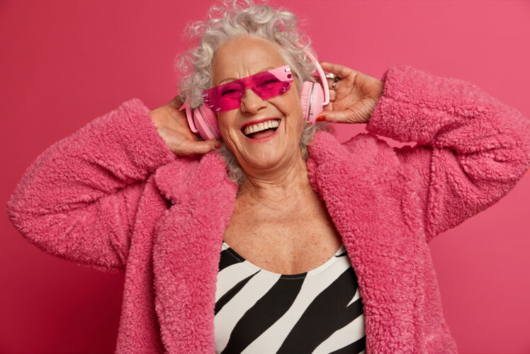 人穿着粉色紧身衣和外套 满脸皱纹的时尚老奶奶的特写照片女人头养老金